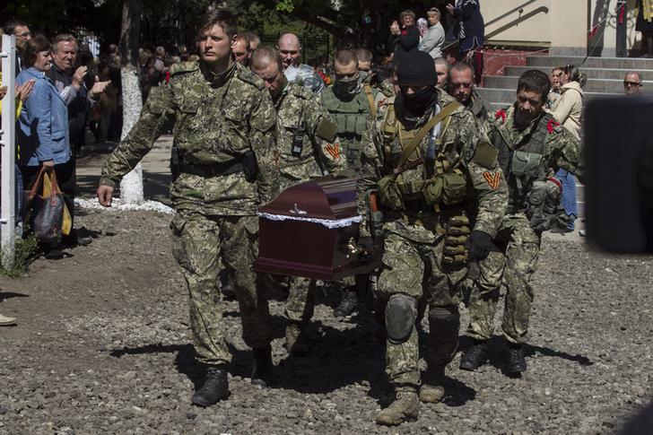(18+) Украинские каратели прислали матерям донецких ополченцев отрезанные головы сыновей