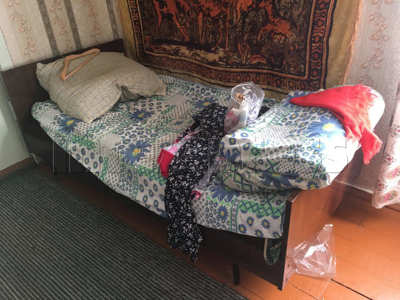 Кровать, к которой привязали пострадавшую. Фото: Евгений ТИХАНОВИЧ
